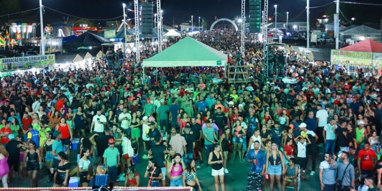 Noite de abertura do Festival do Açaí leva multidão às ruas de Feijó; confira