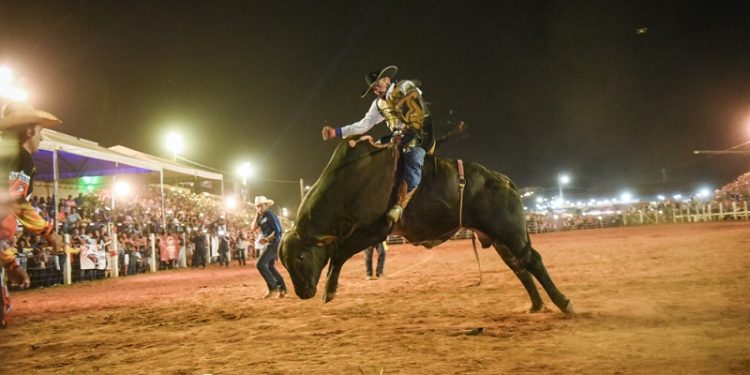 Abertura do rodeio da Expoacre 2023 agita sexta noite do evento; veja programação