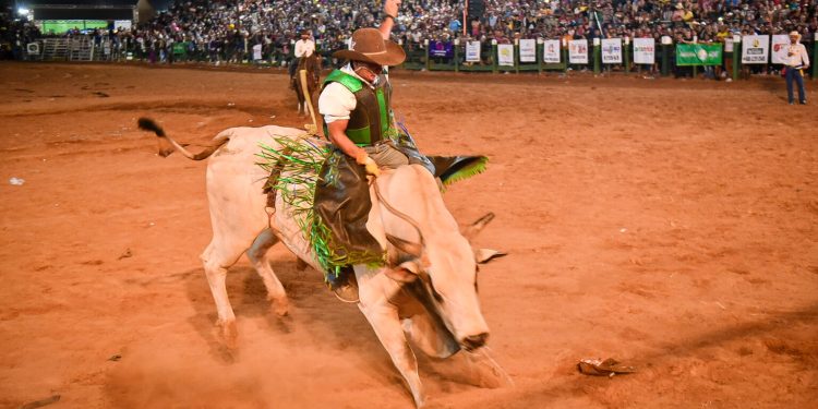 Acreano de Feijó é campeão do rodeio da Expoacre 2023