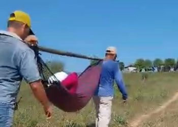 Mulher é carregada na rede por 6 km pelos vizinhos após ser atingida por chifre de vaca em ramal de Rio Branco