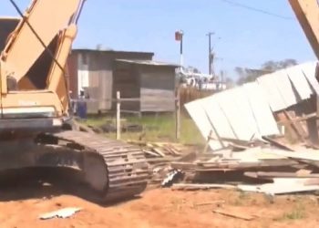Quase 400 casas são destruídas em áreas de invasão nos bairros Defesa Civil e Irineu Serra em Rio Branco; veja vídeo