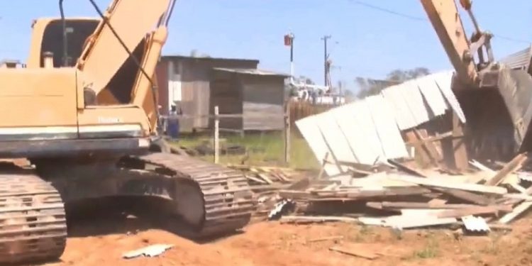 Quase 400 casas são destruídas em áreas de invasão nos bairros Defesa Civil e Irineu Serra em Rio Branco; veja vídeo