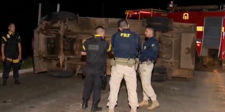 Carro forte tomba e atinge veículo que vinha em sentido contrário em Rio Branco