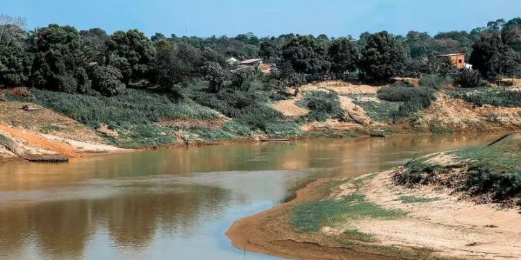 Após atingir menor marca do ano, rio Acre diminui mais cinco centímetros na manhã desta quarta-feira