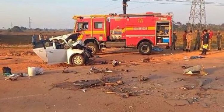 Tragédia: cinco mortos e três feridos em colisão entre carro e carreta no ramal da Usina em Rio Branco