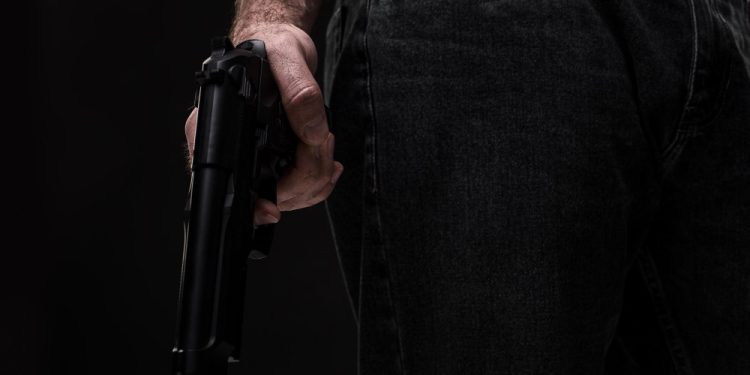 No Acre, homem ameaça policiais e médicos do Samu com facão e acaba morto pela PM