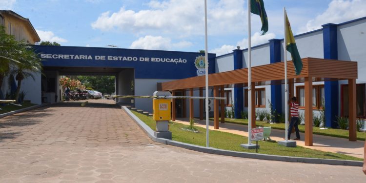 Empresa do Maranhão é contratada por mais de R$ 24 milhões para reformar escolas do interior do Acre