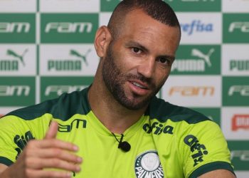 Vai deixar o Palmeiras? Goleiro Weverton é aprovado em exame teórico de piloto de avião