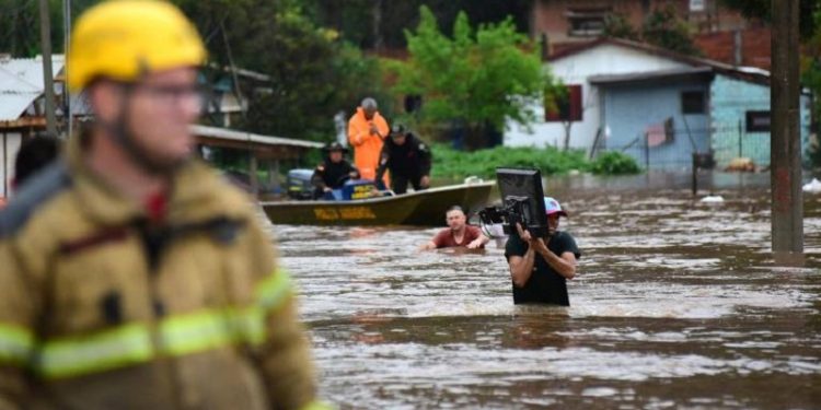 Quase 50 pessoas estão desaparecidas no sul do Brasil após enchentes ocasionadas por ciclone