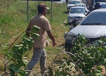 Trecho da BR-317 é totalmente interditado por moradores de Senador Guiomard