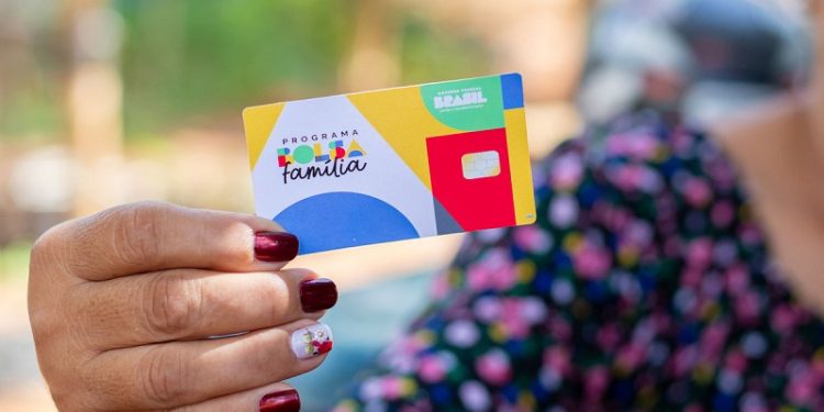 Três milhões de inscritos no Bolsa Família deixaram a pobreza em 2023, diz estudo
