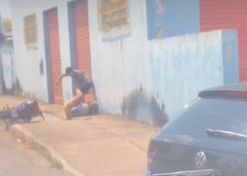 Homem que aparece em vídeo agredindo mulher com coronhadas e chutes é preso em Rio Branco