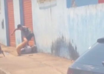 Homem flagrado em vídeo agredindo mulher é liberado em audiência de custódia com uso de tornozeleira eletrônica