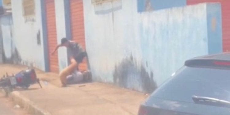 Homem que aparece em vídeo agredindo mulher com coronhadas e chutes é preso em Rio Branco