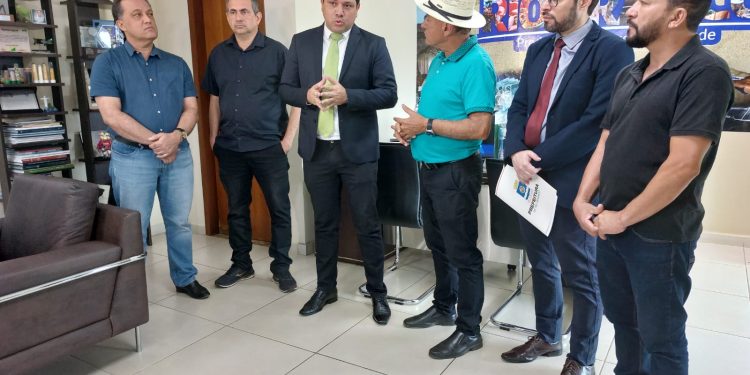 Bocalom sanciona lei sobre funcionamento das lojas de conveniência de postos de combustíveis até 1 hora em Rio Branco