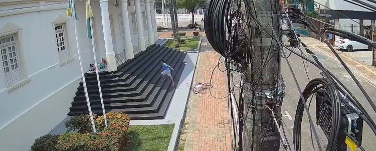 Homem é esfaqueado após reagir a assalto em frente ao Palácio da Justiça em Rio Branco