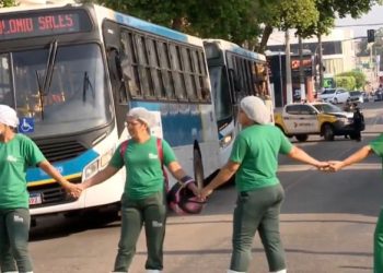 Após problemas com depósito do vale-alimentação, terceirizados protestam novamente em Rio Branco