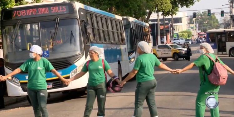 Após problemas com depósito do vale-alimentação, terceirizados protestam novamente em Rio Branco