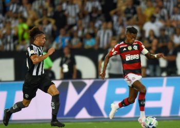 Técnico do Botafogo põe cargo à disposição após derrota para Flamengo