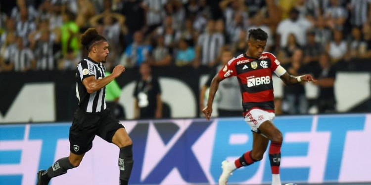 Técnico do Botafogo põe cargo à disposição após derrota para Flamengo
