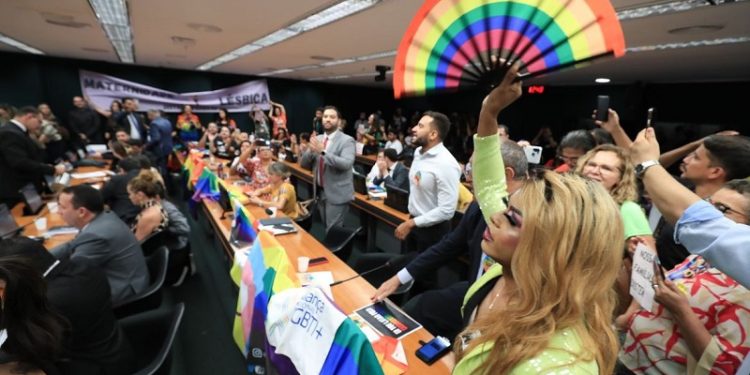 Comissão adia votação sobre proibição do casamento entre pessoas do mesmo sexo