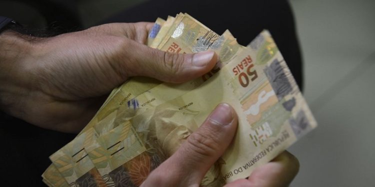 Orçamento de 2024 prevê salário mínimo de R$ 1.421