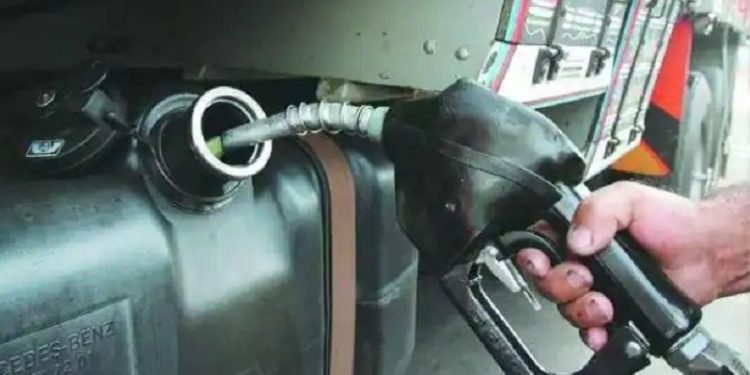 Preço do diesel deve ficar mais caro nesta terça com volta de impostos federais