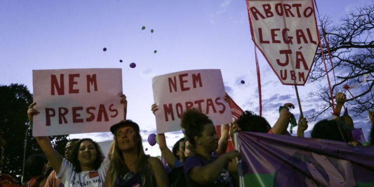 Legalização do aborto volta ao debate público com julgamento no STF