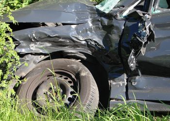 Carro envolvido em acidente que deixou dez feridos estava com oito passageiros