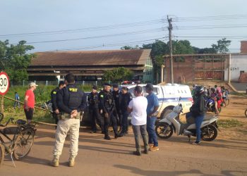 Comunidade do Ramal da Zezé interdita trecho da BR-364 após Prefeitura ignorar 150 ofícios de reivindicações