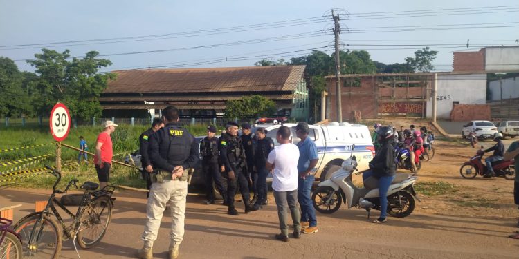 Comunidade do Ramal da Zezé interdita trecho da BR-364 após Prefeitura ignorar 150 ofícios de reivindicações