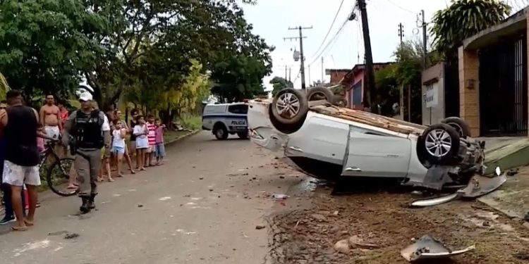 Homem acusado de roubar carro capota o veículo ao tentar fugir da polícia em Rio Branco