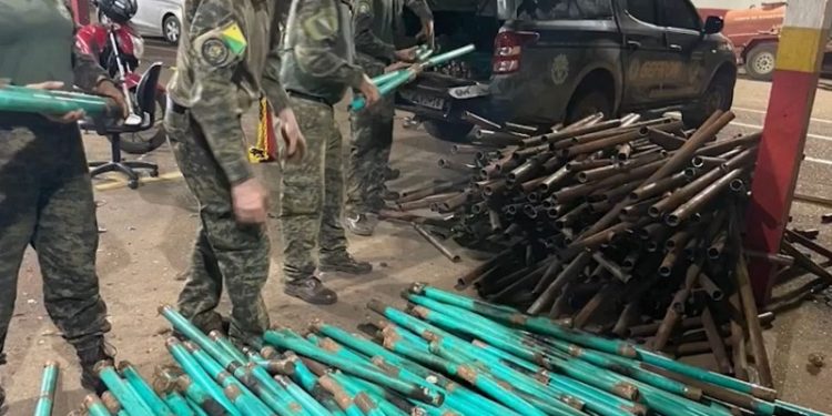 Cerca de 460 kg de drogas escondidas em ferros de andaimes são apreendidas no interior do Acre