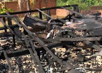 Casa pega fogo após ser atingida por raio durante tempestade em Rio Branco; família pede doações