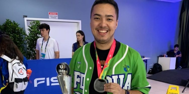 Acreano ganha medalha de prata nos Jogos Universitários Brasileiros na categoria futebol eletrônico