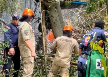 Famílias e amigos das vítimas do acidente aéreo recebem assistência da empresa responsável