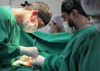 Sem receber por plantões e adicionais, médicos podem entrar em greve no Acre