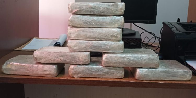 Adolescente apreendida com 10 kg de drogas no interior do Acre afirma que receberia R$ 1.500,00 pelo transporte