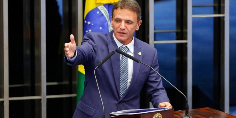 “Acho que ninguém deve entrar nas universidades por conta da cor da pele”, diz senador Marcio Bittar