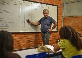 Estudantes do ensino médio terão poupança para permanecer na escola