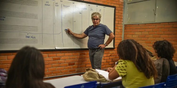 Estudantes do ensino médio terão poupança para permanecer na escola