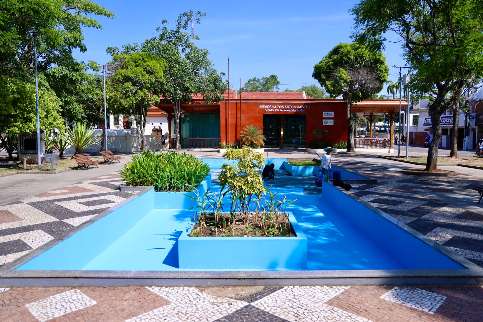 Estátua de Chico Mendes retorna restaurada à Praça dos Povos da ...