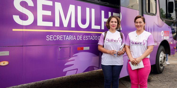Ônibus Lilás é utilizado na Ufac para ofertar atendimentos psicológicos, jurídicos e de assistência social
