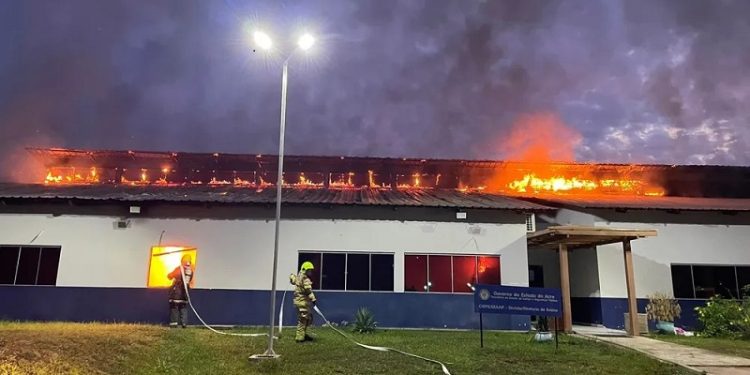 Fogo consome 50% de prédio da Secretaria de Segurança Pública, em Rio Branco
