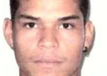 Homem é condenado a mais de 16 anos de prisão por tentativa de feminicídio em escola no Acre