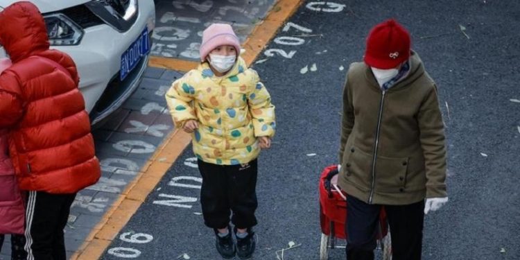 Preocupação global: OMS cobra informações da China sobre surto de pneumonia misteriosa