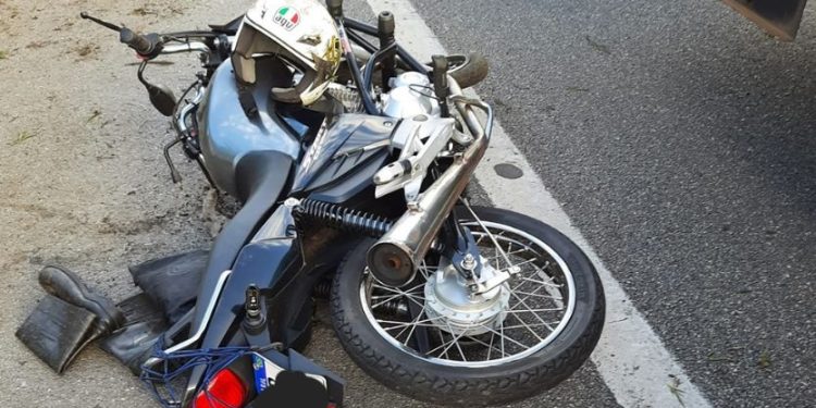 Motociclista morre ao desviar de blitz e colidir com parada de ônibus em Rio Branco