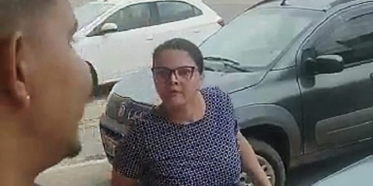 Mulher  que proferiu falas racistas contra motoboy é denunciada pelo MPAC