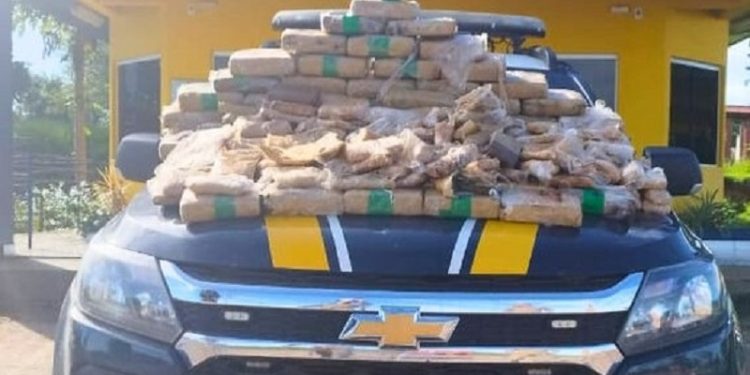 Casal colombiano é preso com mais de 125 kg drogas no Acre