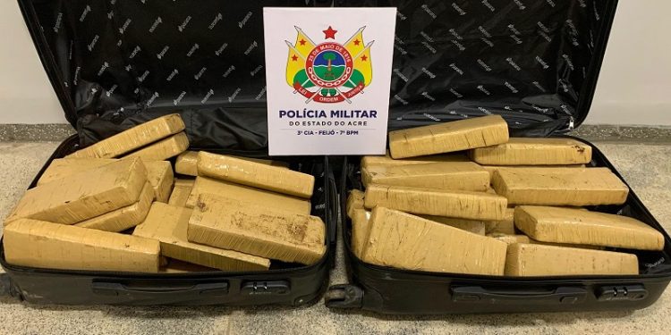 Cerca de 24 kg de maconha são encontrados dentro de malas pela PM no interior do Acre